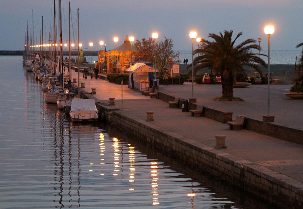 Hotel Bianchi Viareggio Bagian luar foto