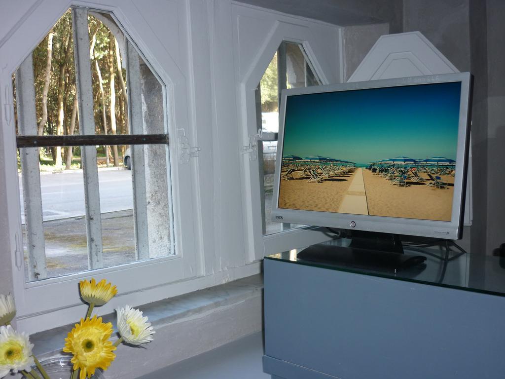 Hotel Bianchi Viareggio Bagian luar foto