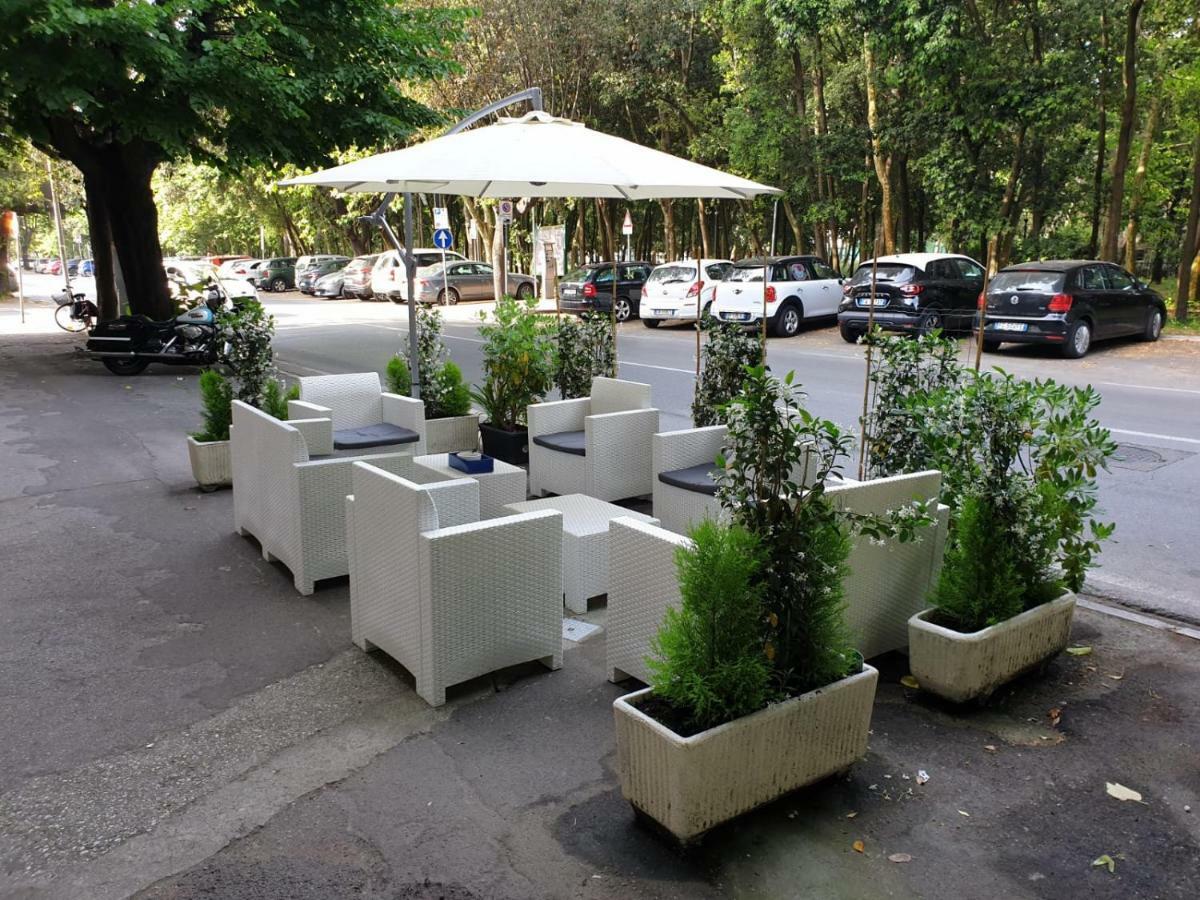 Hotel Bianchi Viareggio Bagian luar foto